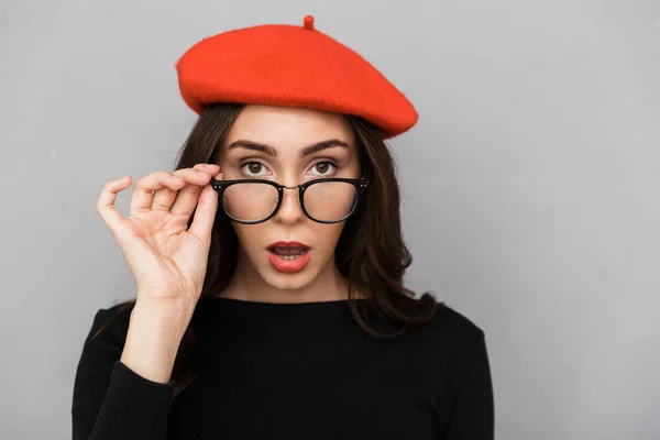 Gros Plan Une Jeune Femme Étonnée Lunettes Sur Fond Gris — Photo