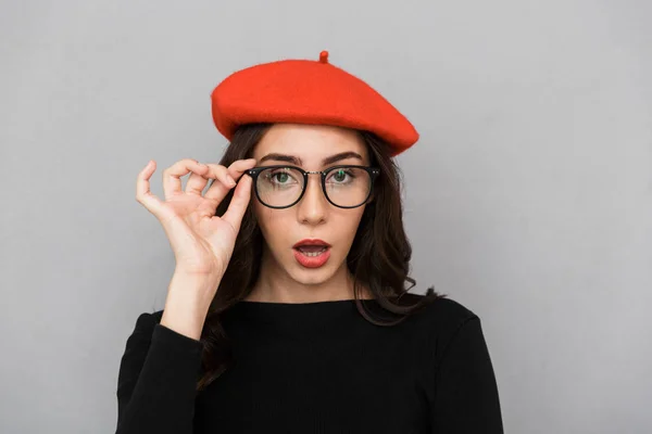 Acercamiento Una Joven Sorprendida Con Anteojos Sobre Fondo Gris Mirando —  Fotos de Stock