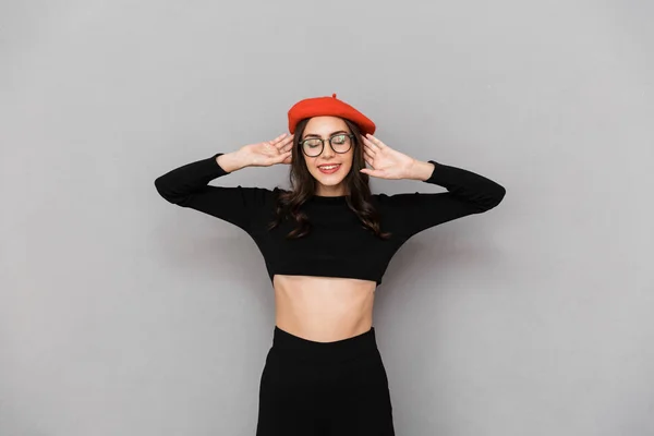 Retrato Uma Jovem Sorridente Vestida Chapéu Vermelho Sobre Fundo Cinza — Fotografia de Stock