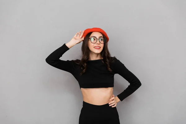 Portret Van Een Enthousiast Jonge Vrouw Gekleed Rode Hoed Permanent — Stockfoto