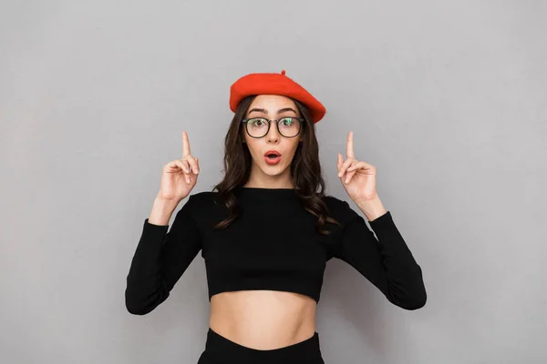 Retrato Una Joven Excitada Vestida Con Sombrero Rojo Pie Sobre —  Fotos de Stock