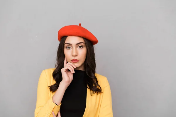 Acercamiento Una Joven Pensativa Con Sombrero Rojo Pie Sobre Fondo —  Fotos de Stock