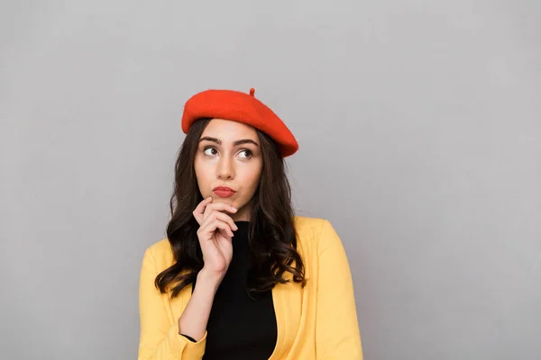 Acercamiento Una Joven Pensativa Con Sombrero Rojo Pie Sobre Fondo — Foto de Stock