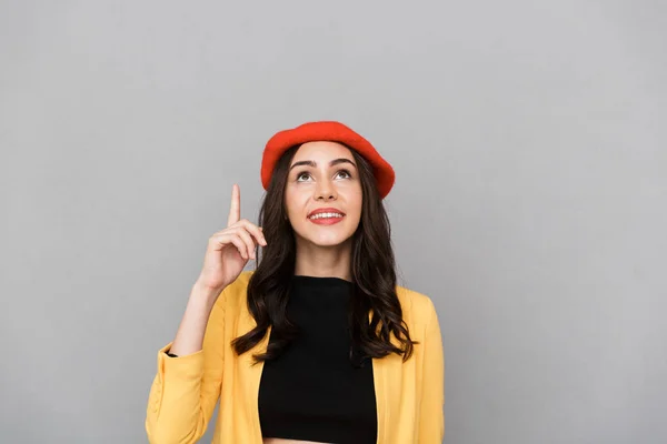 Acercamiento Una Joven Sonriente Con Sombrero Rojo Pie Sobre Fondo —  Fotos de Stock
