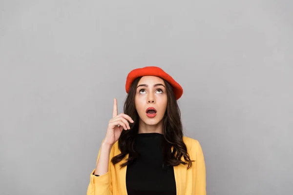 Acercamiento Una Joven Conmocionada Con Sombrero Rojo Pie Sobre Fondo — Foto de Stock