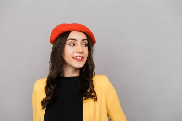 Close Uma Jovem Mulher Sorridente Chapéu Vermelho Sobre Fundo Cinza — Fotografia de Stock