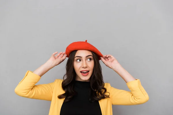 Acercamiento Una Joven Sonriente Con Sombrero Rojo Pie Sobre Fondo —  Fotos de Stock