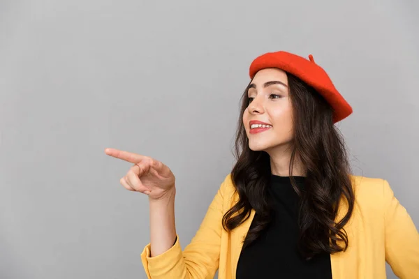 Gros Plan Une Jeune Femme Souriante Chapeau Rouge Debout Sur — Photo