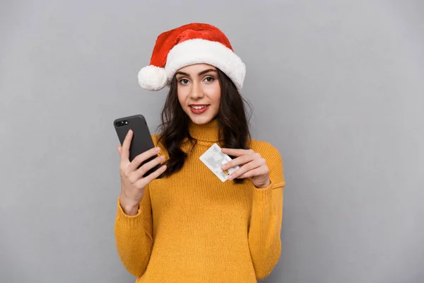 Portrait Une Jeune Femme Souriante Portant Chapeau Rouge Santa Claus — Photo