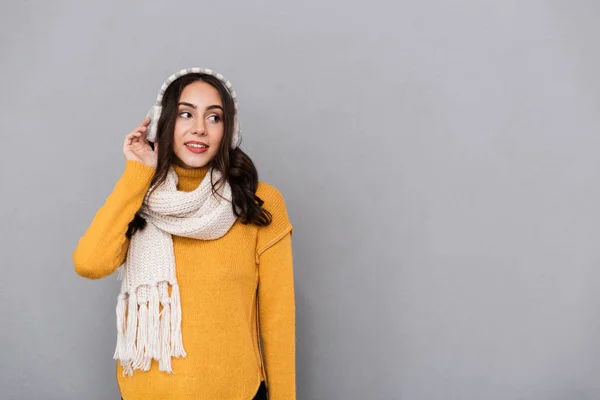 Retrato Mulher Bonita Vestindo Abafadores Ouvido Cachecol Olhando Para Lado — Fotografia de Stock