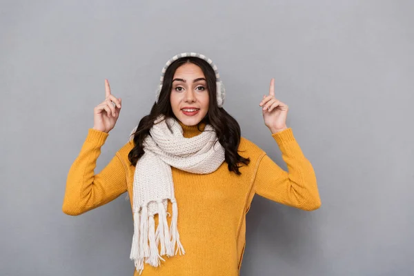 Retrato Una Encantadora Joven Con Suéter Bufanda Aislada Sobre Fondo —  Fotos de Stock