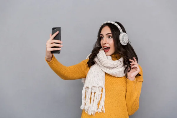 Retrato Una Bonita Joven Con Suéter Bufanda Aislada Sobre Fondo — Foto de Stock