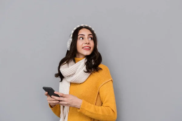 Ritratto Donna Bruna Che Indossa Manicotti Orecchie Sciarpa Utilizzando Telefono — Foto Stock