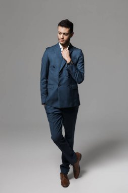 Tam boy görüntü resmi takım arıyor başarılı Arapça işadamı 30'lu gri arka plan üzerinde izole kamera