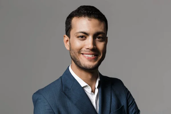 正装に灰色の背景上分離カメラに笑顔で成功したアラビア語ビジネスマン 代のイメージ — ストック写真