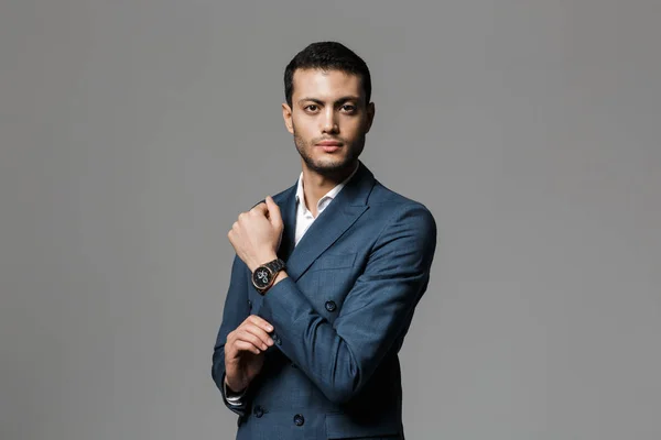Obrázek Bruneta Arabský Obchodník 30S Formálním Obleku Při Pohledu Fotoaparát — Stock fotografie
