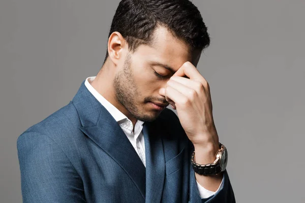 Imagem Homem Negócios Triste Cansado Com Dor Cabeça Posando Isolado — Fotografia de Stock