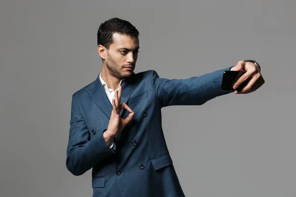 Bilden Stilig Business Man Selfie Mobiltelefon Poserar Isolerade Över Grå — Stockfoto