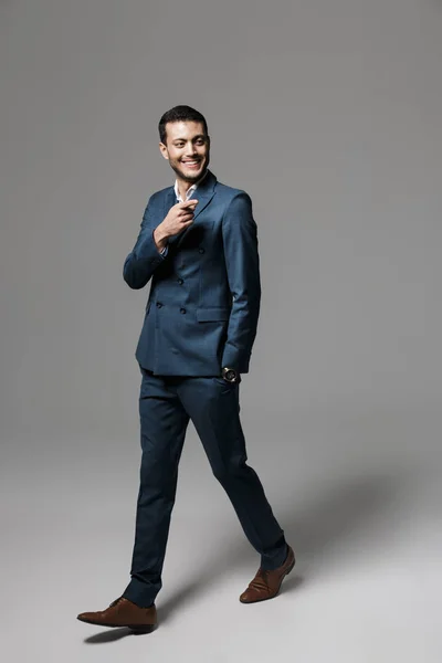 Retrato Completo Joven Hombre Negocios Sonriente Vestido Traje Caminando Aislado — Foto de Stock