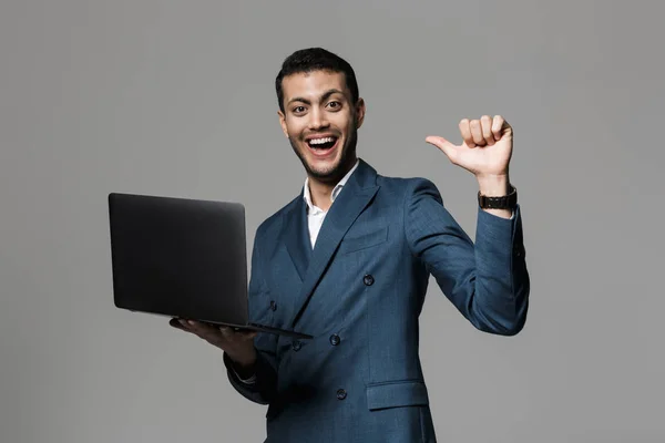 Imagem Empresário Árabe Bem Sucedido Anos Terno Formal Sorrindo Segurando — Fotografia de Stock