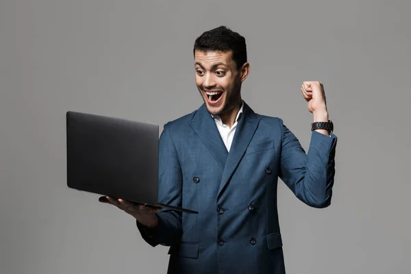 Зображення Оптимістичного Арабського Чоловіка 30Х Діловому Костюмі Посміхається Тримає Ноутбук — стокове фото