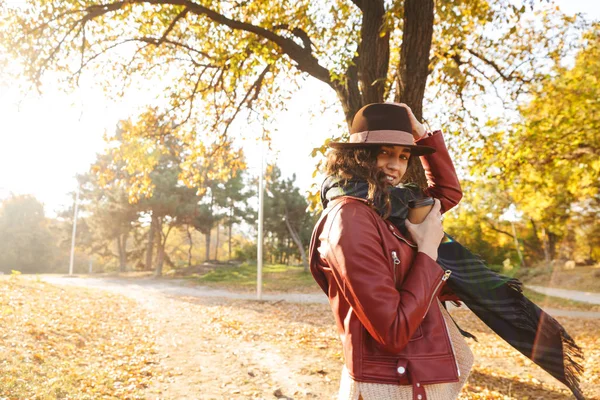 Schöne Junge Frau Mit Hut Spaziert Herbst Durch Den Park — Stockfoto