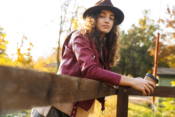 Mooie Jonge Vrouw Met Hoed Leunend Een Houten Brug Het — Stockfoto