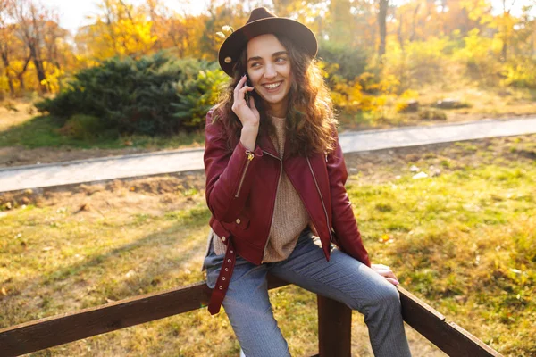 Beautiful Young Woman Wearing Hat Park Autumn Talking Mobile Phone — Stock Photo, Image