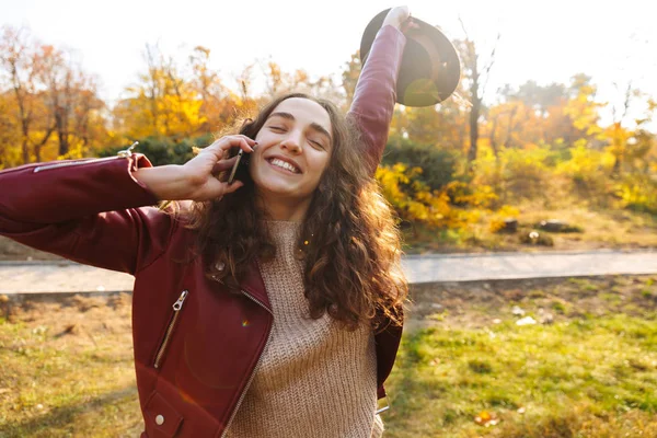 Красивая Молодая Женщина Шляпе Парке Осенью Разговаривает Мобильному Телефону — стоковое фото