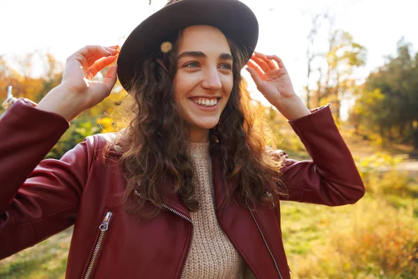 Güzel Gülümseyen Genç Kadın Sonbaharda Parkta Yürüyüş Şapka — Stok fotoğraf