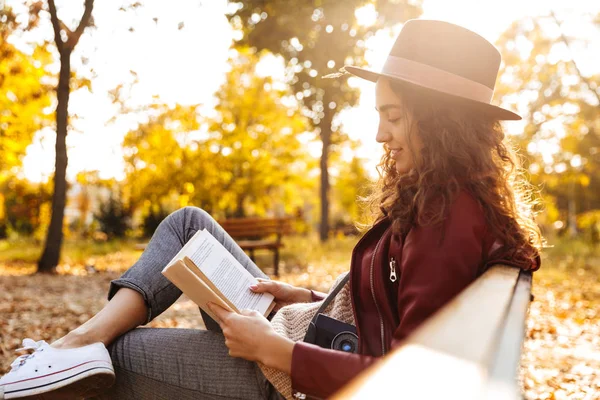 Image Une Incroyable Belle Femme Assise Sur Banc Dans Livre — Photo