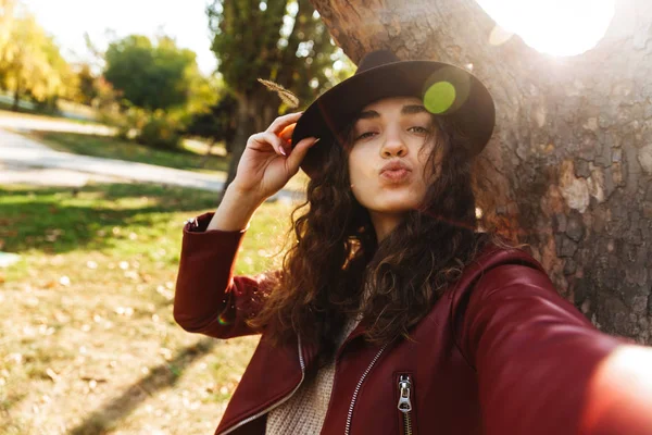 Bild Einer Schönen Netten Frau Die Park Sitzt Machen Sie — Stockfoto