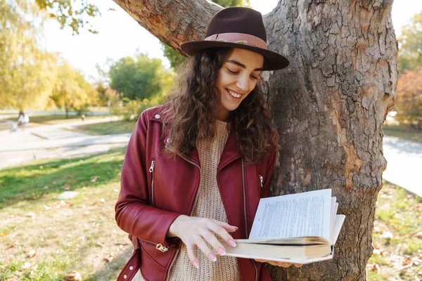 Photo Une Belle Femme Mignonne Debout Dans Parc Près Livre — Photo