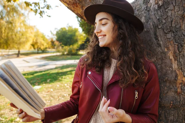 Photo Une Belle Femme Mignonne Debout Dans Parc Près Livre — Photo