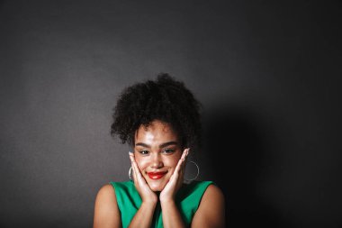 Kameraya bakarak siyah arka plan üzerinde izole ayakta makyaj güzel bir afro Amerikan kadın portresi