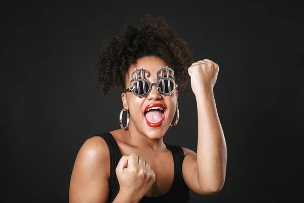 Портрет Красивой Афро Американской Женщины Солнцезащитных Очках Стоящей Изолированно Черном — стоковое фото