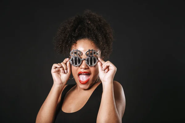 Portrét Krásné Afro Americké Ženy Nosí Sluneční Brýle Stojí Izolované — Stock fotografie
