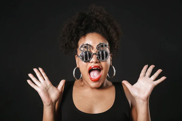 Ritratto Una Bella Donna Afro Americana Che Indossa Occhiali Sole — Foto Stock