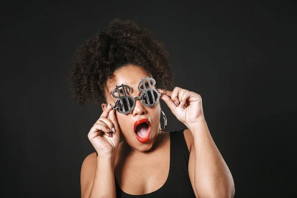 Retrato Uma Bela Mulher Afro Americana Vestindo Óculos Sol Isolado — Fotografia de Stock