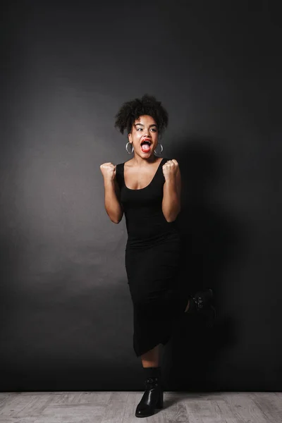 Foto Larga Duración Mujer Afro Americana Alegre Con Vestido Negro — Foto de Stock