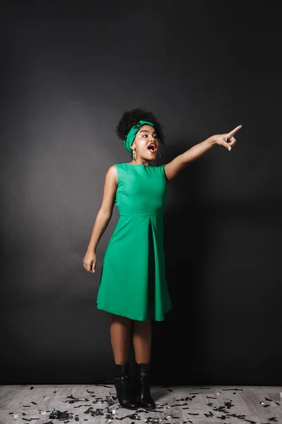 Foto Larga Duración Señora Afro Americana Feliz Con Vestido Verde — Foto de Stock