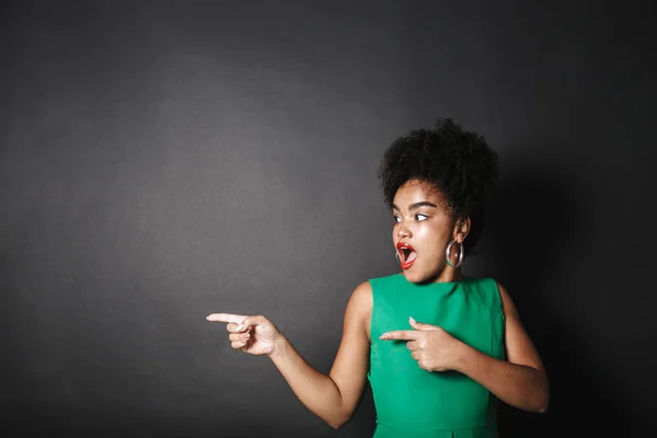 Ritratto Una Donna Afro Americana Allegra Che Indossa Vestito Piedi — Foto Stock