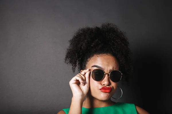 Ritratto Una Bella Donna Afro Americana Che Indossa Occhiali Sole — Foto Stock