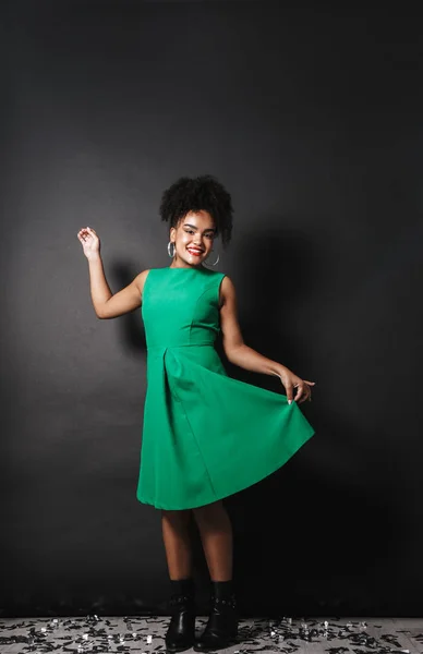 Retrato Comprimento Total Uma Mulher Afro Americana Alegre Vestindo Vestido — Fotografia de Stock