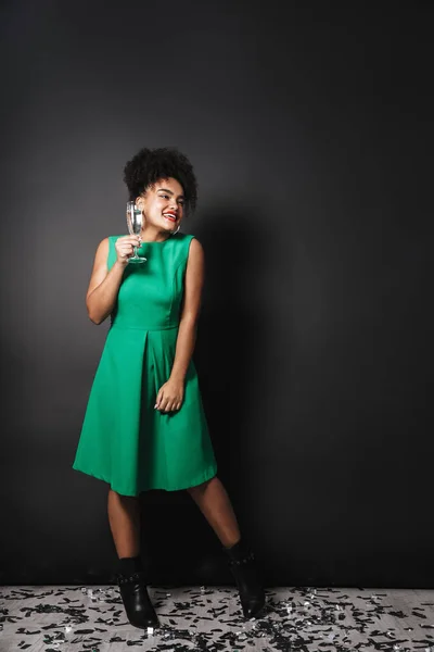 Retrato Larga Duración Una Alegre Mujer Afroamericana Vestida Pie Sobre — Foto de Stock