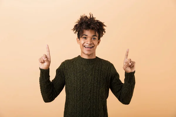 Retrato Jovem Africano Feliz Vestido Suéter Isolado Sobre Fundo Bege — Fotografia de Stock