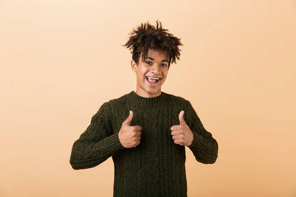 Retrato Jovem Africano Feliz Vestido Com Suéter Isolado Sobre Fundo — Fotografia de Stock