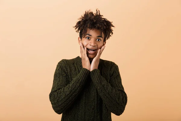 Retrato Joven Africano Feliz Vestido Con Suéter Aislado Sobre Fondo —  Fotos de Stock