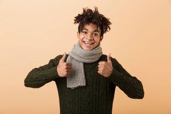 Retrato Chico Afroamericano Alegre Usando Suéter Bufanda Mostrando Pulgares Hacia — Foto de Stock