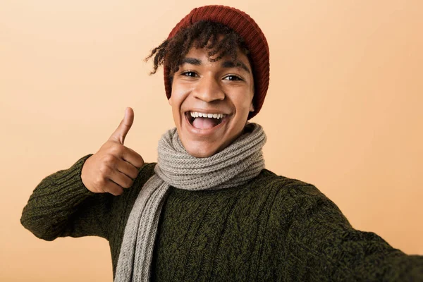 Ritratto Felice Teen Uomo Che Indossa Cappello Sciarpa Gesticolando Macchina — Foto Stock